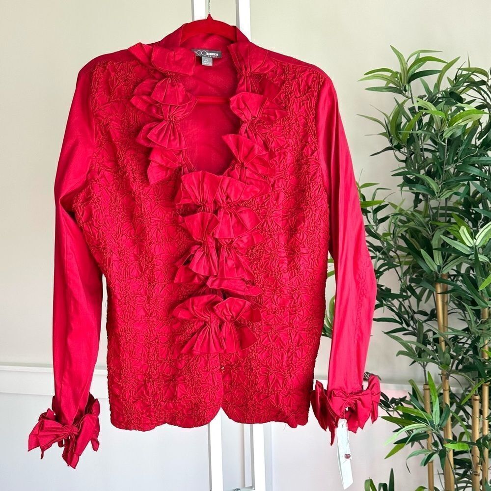 Go silk petite red crinkled top with bow appliqués